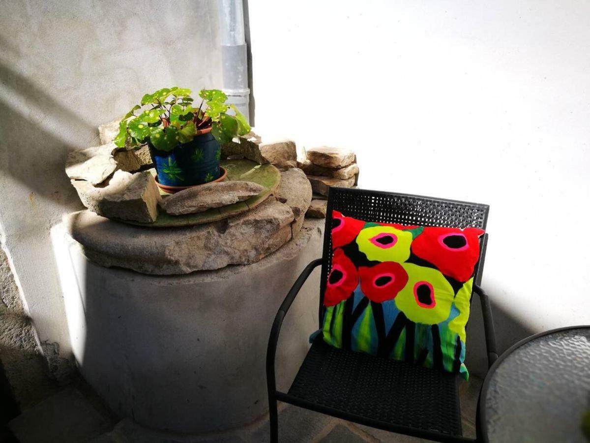 Cres Art Studio Kuning Apartment Luaran gambar